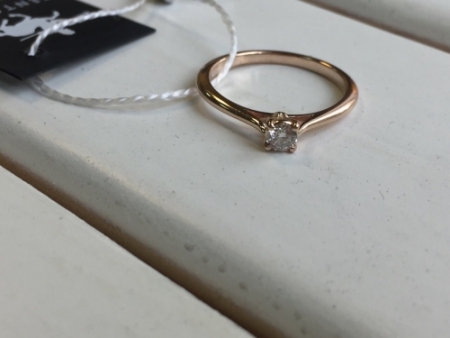 Золотое помолвочное кольцо с бриллиантом