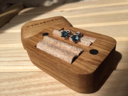 Серьги из белого золота с камнем лондон блу топаз