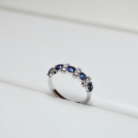 Кольцо из белого золота с бриллиантами и сапфирами