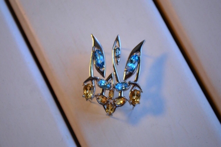 Тризуб и белого золота с драгоценными камнями