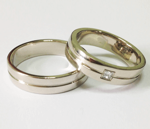 Обручки з білого золота з діамантом 