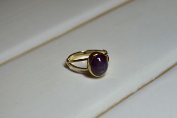 Женское золотое кольца с зведчатым рубином