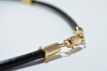 Кожаный шнурок с золотыми вставками