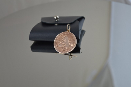 Золотой кулон в виде биткоина 