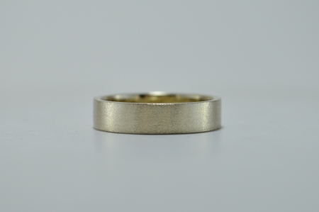 Обручальное кольцо из белого золота