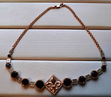 Золотое колье с камнями гранат