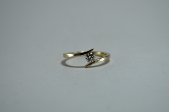 Помолвочное кольцо из белого золота с бриллиантом