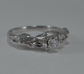 женское кольцо из белого золота с бриллиантом