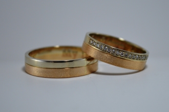 Комбинированные обручальные кольца из белого и красного золота с бриллиантами