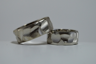 Рубленные обручальные кольца из белого золота