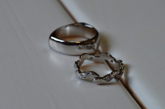 Необычные обручальные кольца из белого золота с бриллиантами
