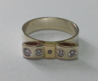 женское кольцо бантик из белого золота с бриллиантами