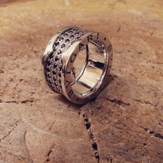 кольцо из белого золота булгари