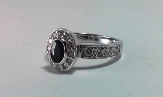 Кольцо из белого золота с сапфиром и бриллиантами