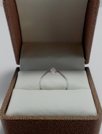 Помолвочное кольца с бриллиантом