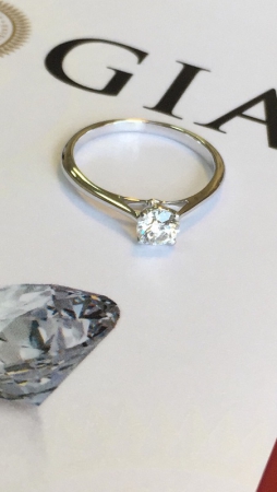 Помолвочное кольцо из платины с бриллиантом 