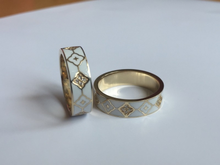 Обручальные кольца с эмалями 