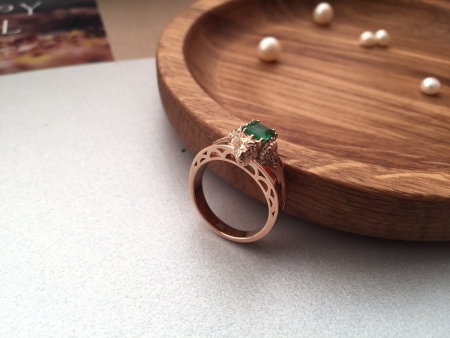 Женское золотое кольца с изумрудом 