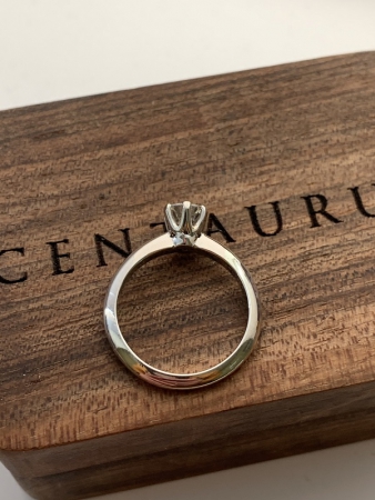 Помолвочное кольцо с бриллиантом из платины 