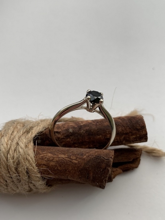 Помолвочное кольцо с черным бриллиантом