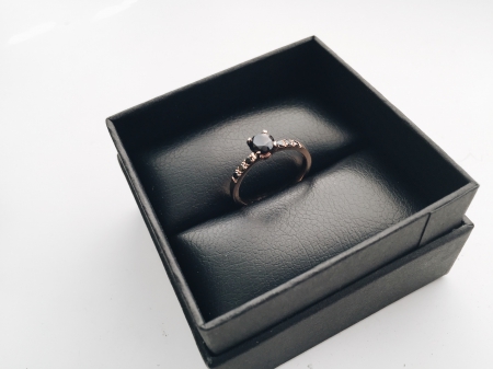 Женское кольцо с черными бриллиантами 