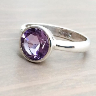 Кольцо из белого золота с аметистом