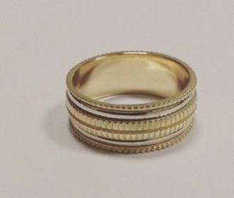 Обручальное кольцо из белого и желтого золота