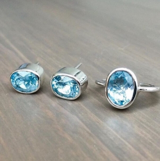 Набор кольцо и сережки из белого золота с голубым топазом