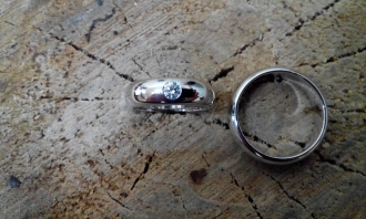 Весільні каблучки з діамантами.