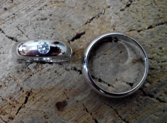 обручальные кольца из белого золота с бриллиантом