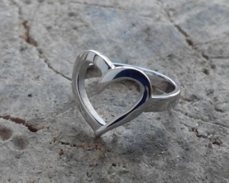 женское кольцо из белого золота сердце