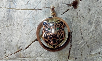 золотой кулон тигр с изумрудами