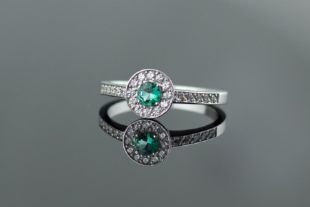 женское кольцо с бриллиантами и изумрудом