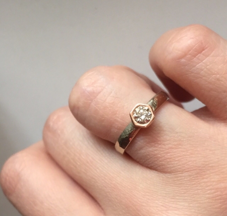 Помолвочное кольцо с бриллиантом