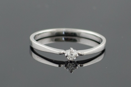 Помолвочное кольцо с бриллиантом