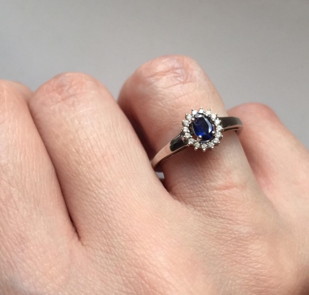 Золотое кольцо с сапфиром и бриллиантами