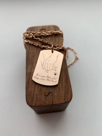 Золотой кулон с гравировкой