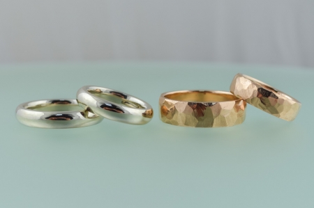 Обручки з білого та червоного золота