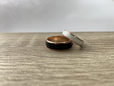 Обручальные кольца с эмалями 