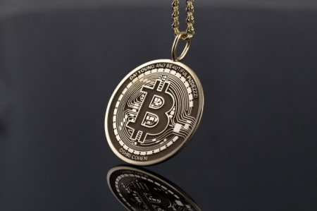 Золотой кулон биткоин 