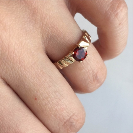 Помолвочное кольцо с гранатом