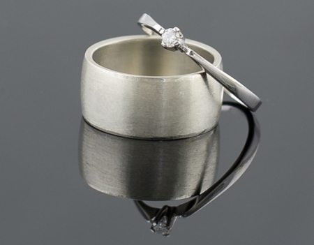 Обручальное и помолвочное кольцо с бриллиантом из белого золота